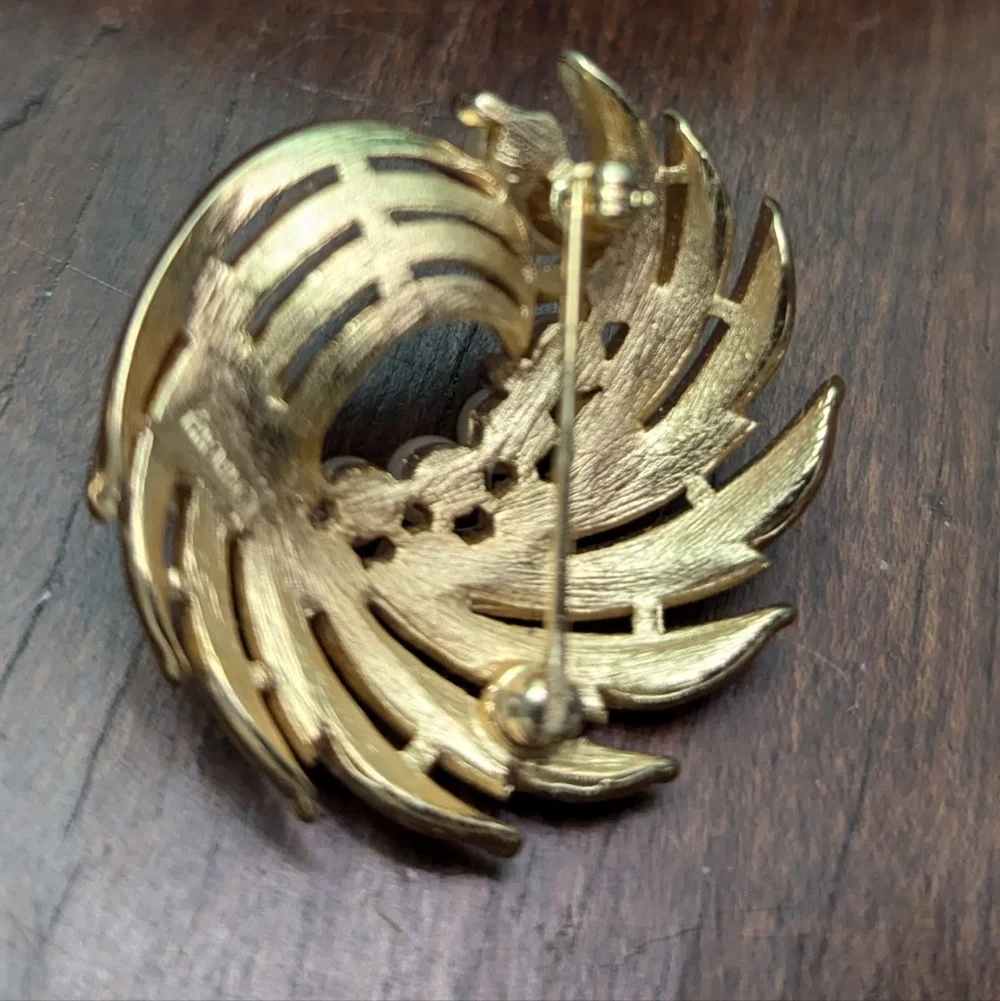 Crown Trifari brooch pin Elegant Gold  Pearl circle spray atomic vintage